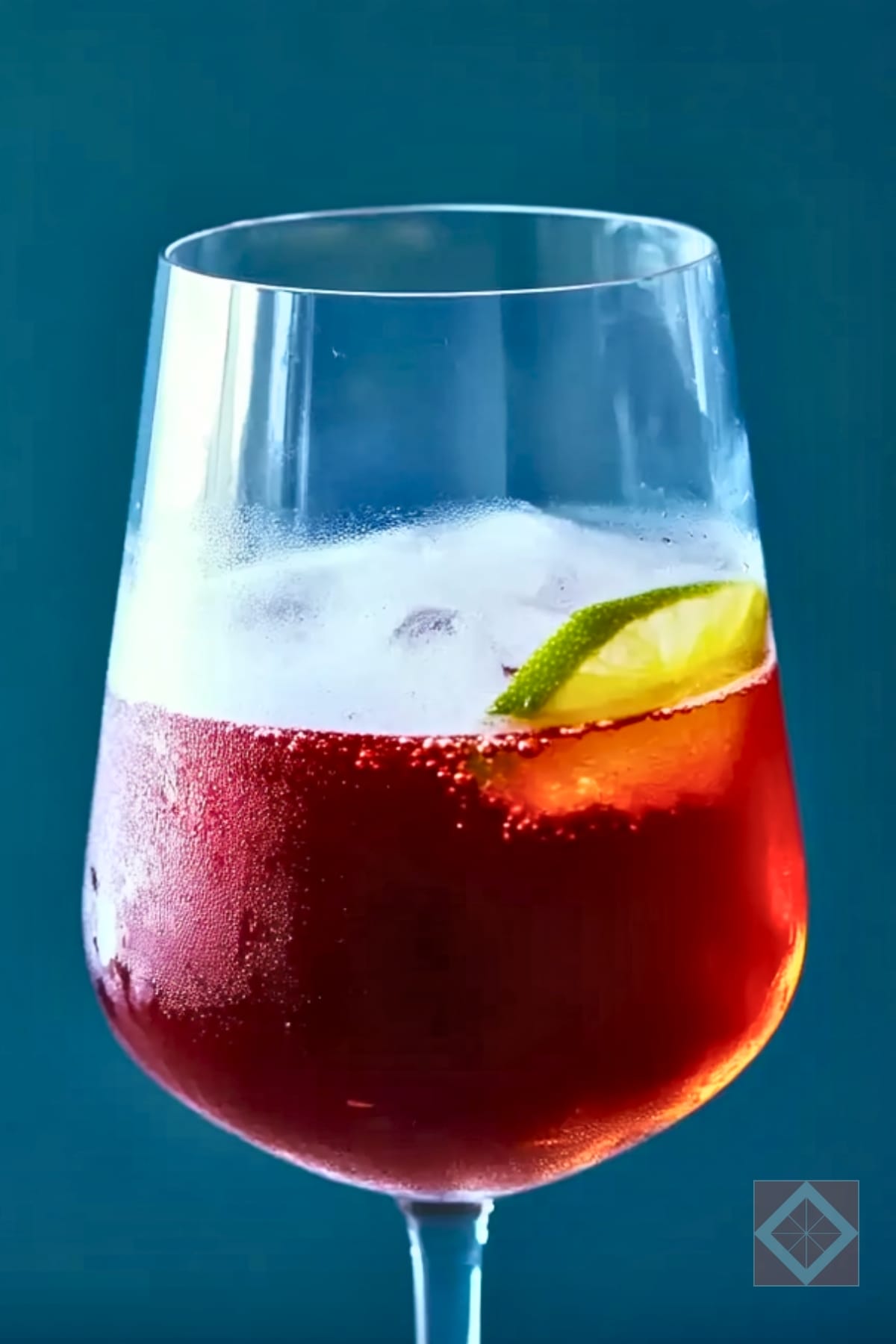 12 Spritzer, Wine & Sake Cocktails That Feel High-End But Take Almost No Effort 5 12 Spritzer, Wine & Sake Cocktails That Feel High-End But Take Almost No Effort - Bishop Cocktail pin 1 midia
