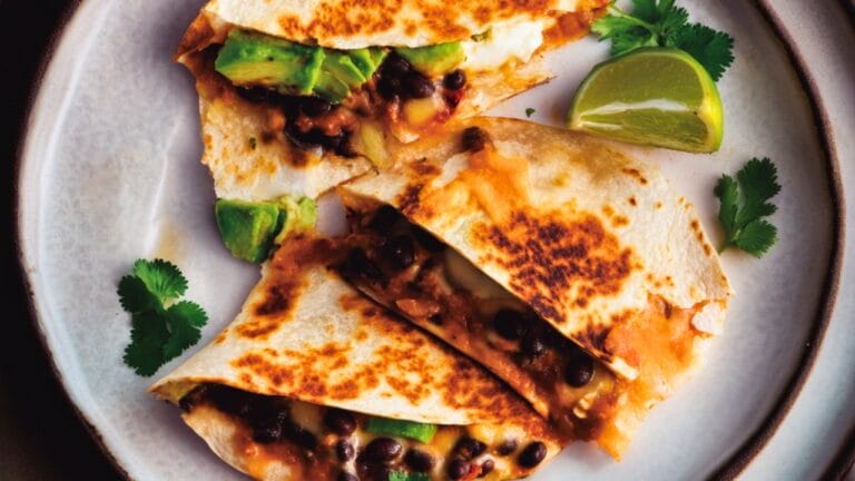 Smoky Black Bean Quesadillas with Roasted Poblano Peppers for Dinner 4 Smoky Black Bean Quesadillas with Roasted Poblano Peppers for Dinner - Black Bean Quesadillas midia