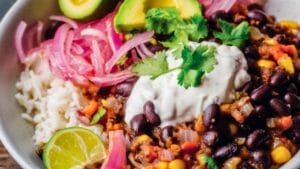 One-Pan Black Bean Skillet Dinner with Lime Crema & Quick Pickled Onions - Black Bean Skillet Dinner Recipe with Quick Pickled Red Onion and Lime Crema midia