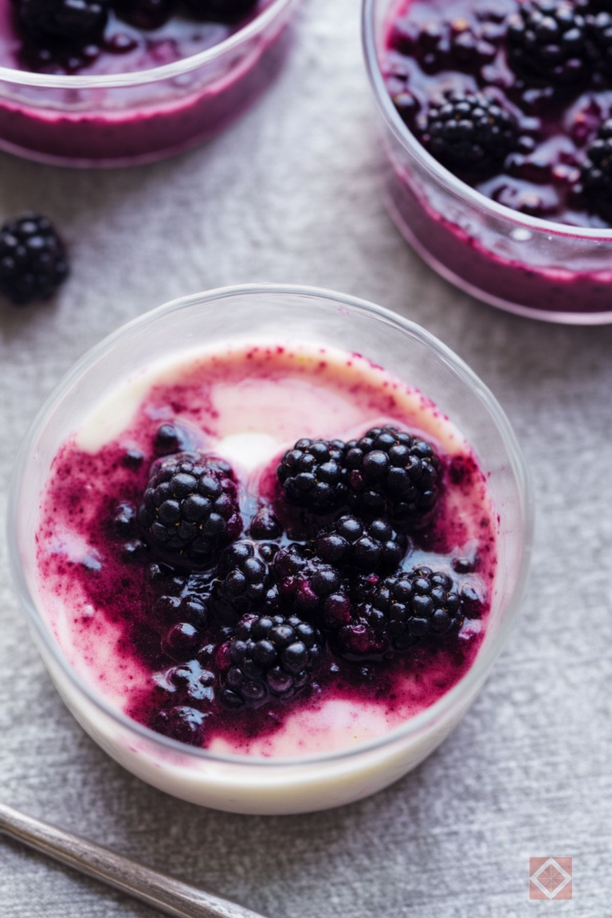 10 Irresistible Anti-Inflammatory Dessert Recipes You Need to Try Now 8 10 Irresistible Anti-Inflammatory Dessert Recipes You Need to Try Now - Blackberry Lime Panna Cotta pin 1 midia