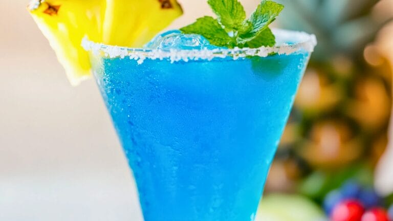Blue Hawaiian: A Taste of Tropical Paradise 8 Blue Hawaiian: A Taste of Tropical Paradise - Blue Hawaiian Cocktail midia