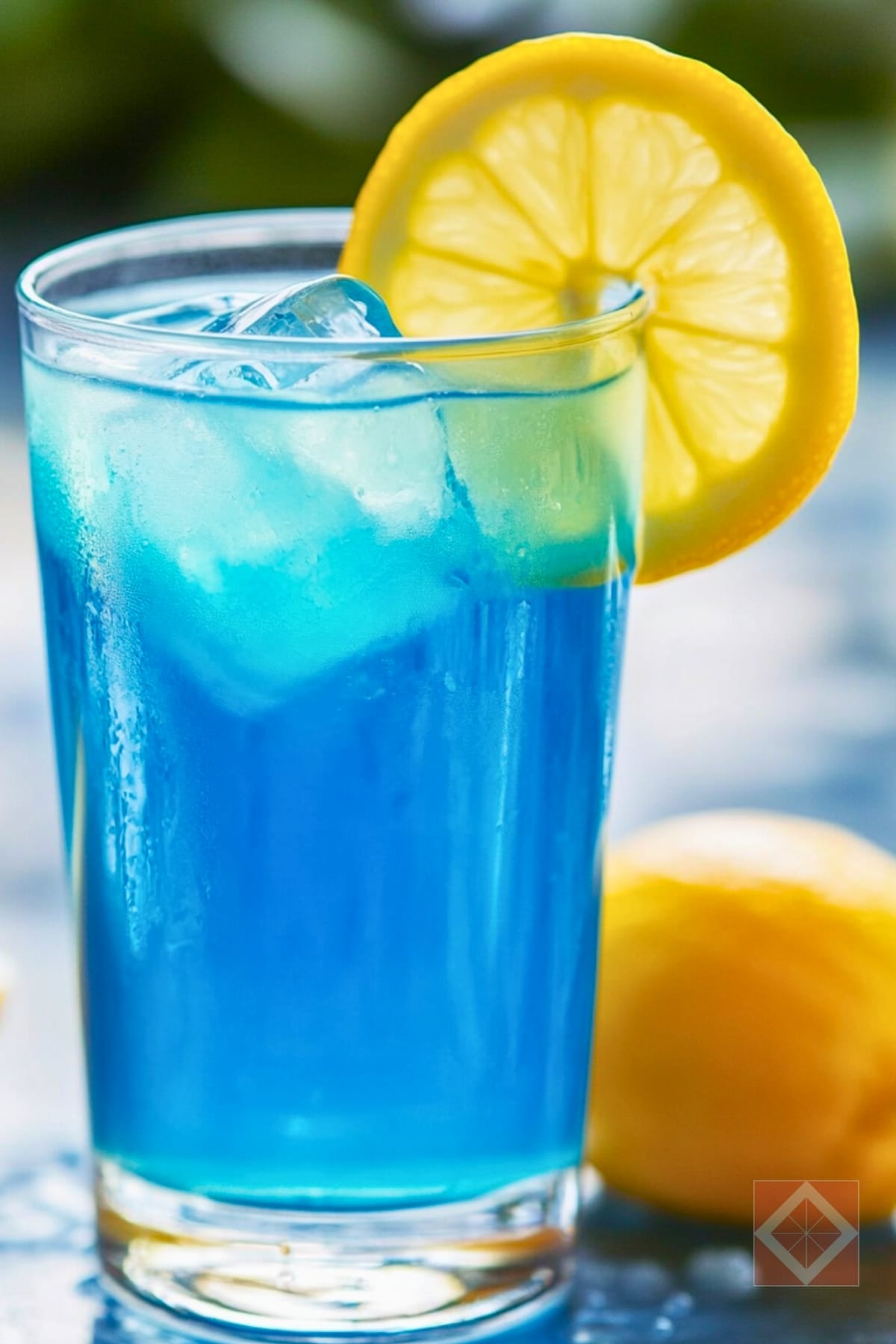 9 Next-Level Vodka Cocktail Recipes to Shake Up Your Happy Hour 6 9 Next-Level Vodka Cocktail Recipes to Shake Up Your Happy Hour - Blue Lagoon Cocktail pin 1 midia