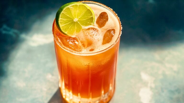 A Citrusy, Spicy Bodega Dog for Your Next Happy Hour 4 A Citrusy, Spicy Bodega Dog for Your Next Happy Hour - Bodega Dog Cocktail midia