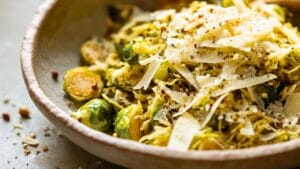 Simple Cacio e Pepe Brussels Sprouts Done in Minutes 1 Simple Cacio e Pepe Brussels Sprouts Done in Minutes - Cacio e Pepe Brussels Sprouts midia
