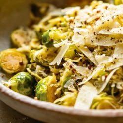 Simple Cacio e Pepe Brussels Sprouts Done in Minutes 4 Simple Cacio e Pepe Brussels Sprouts Done in Minutes - Cacio e Pepe Brussels Sprouts midia