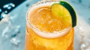 Refreshing Chelada Recipe: A Simple Two-Ingredient Drink 1 Refreshing Chelada Recipe: A Simple Two-Ingredient Drink - Chelada Cocktail midia