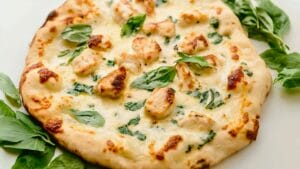 Delicious Chicken Alfredo Pizza Made Easy on Blackstone Oven 1 Delicious Chicken Alfredo Pizza Made Easy on Blackstone Oven - Chicken Alfredo Pizza midia