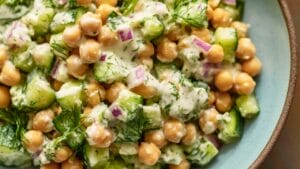 Creamy Chickpea Salad for a Quick Lunch 1 Creamy Chickpea Salad for a Quick Lunch - Chickpea and Cucumber Salad with Creamy Yogurt Dressing midia