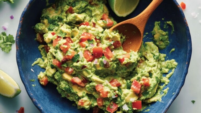 Chunky Guacamole Made Easy & Full of Flavor 8 Chunky Guacamole Made Easy & Full of Flavor - Chunky Guacamole midia