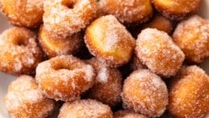 Light & Fluffy Donut Holes Coated in Cinnamon Sugar 1 Light & Fluffy Donut Holes Coated in Cinnamon Sugar - Cinnamon Sugar Donuts midia