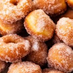 Light & Fluffy Donut Holes Coated in Cinnamon Sugar 5 Light & Fluffy Donut Holes Coated in Cinnamon Sugar - Cinnamon Sugar Donuts midia