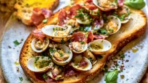 30-Minute Easy Recipe for Clams on Toast 1 30-Minute Easy Recipe for Clams on Toast - Clams on Toast midia