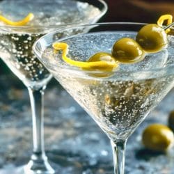 How to Make a Gin Martini That Impresses Every Time 5 How to Make a Gin Martini That Impresses Every Time - Classic Gin Martini midia