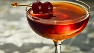Manhattan Cocktail: The Classic Recipe That Never Fails 1 Manhattan Cocktail: The Classic Recipe That Never Fails - Classic Manhattan Cocktail midia