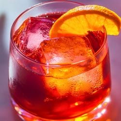 Negroni: A Classic Drink That Never Goes Out of Style 5 Negroni: A Classic Drink That Never Goes Out of Style - Classic Negroni Cocktail midia