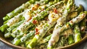 Creamy Asparagus Carbonara: A Light & Elegant Dinner Option 1 Creamy Asparagus Carbonara: A Light & Elegant Dinner Option - Creamy Asparagus Carbonara midia