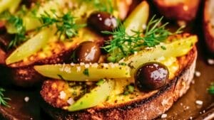 Mediterranean-Inspired Crostini Dinner Recipe with Frittata & Olives 1 Mediterranean-Inspired Crostini Dinner Recipe with Frittata & Olives - Crostini with Frittata Olives midia