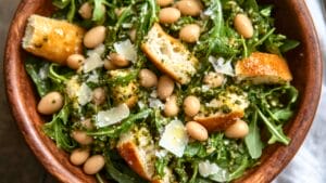 15-Minute Everything Bagel Salad with a Mediterranean Touch 1 15-Minute Everything Bagel Salad with a Mediterranean Touch - Everything Bagel Salad with White Beans and Pesto midia