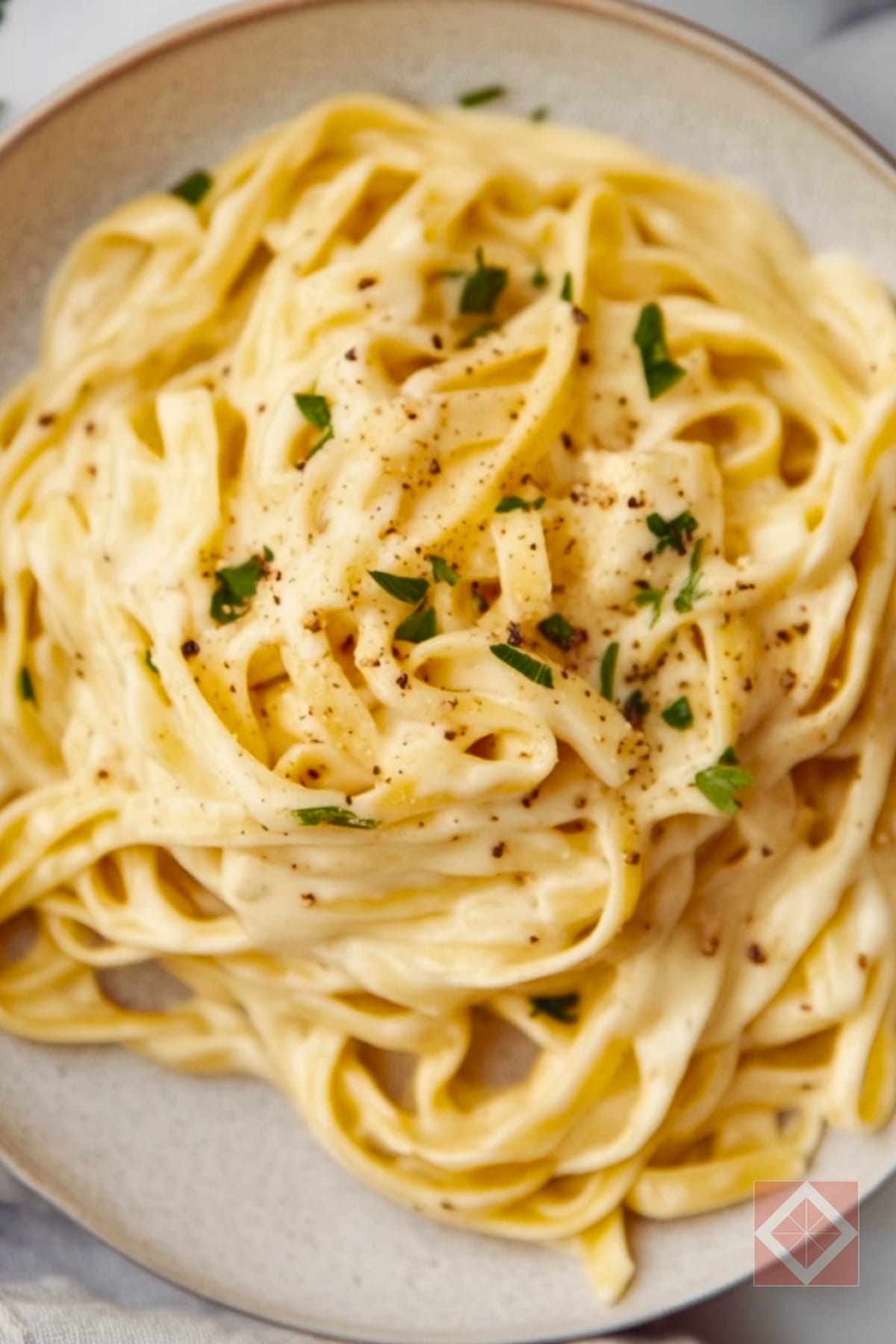 7 Easy Pasta & Grain Recipes That Taste Like You Spent Hours in the Kitchen 7 7 Easy Pasta & Grain Recipes That Taste Like You Spent Hours in the Kitchen - Fettuccine Alfredo pin 1 midia