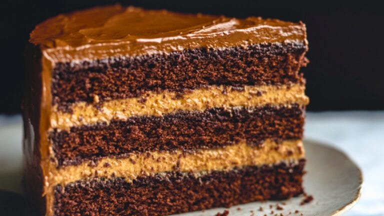 How to Make the Perfect Devil’s Food Cake from Scratch 7 How to Make the Perfect Devil’s Food Cake from Scratch - Food Layer Cake Recipe with Milk Chocolate Frosting midia