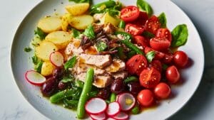 Fresh Niçoise Salad with Herbaceous Dressing: A Must-Try Dish 1 Fresh Niçoise Salad with Herbaceous Dressing: A Must-Try Dish - Fresh Nicoise Salad midia