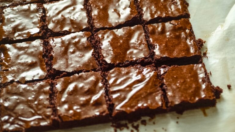 Irresistible Fudge Brownies with a Paper-Thin Crust 10 Irresistible Fudge Brownies with a Paper-Thin Crust - Fudge Brownies midia
