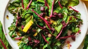 Make the Most of Beet Greens with This Easy Sauté 1 Make the Most of Beet Greens with This Easy Sauté - Garlic Sauteed Beet Greens midia
