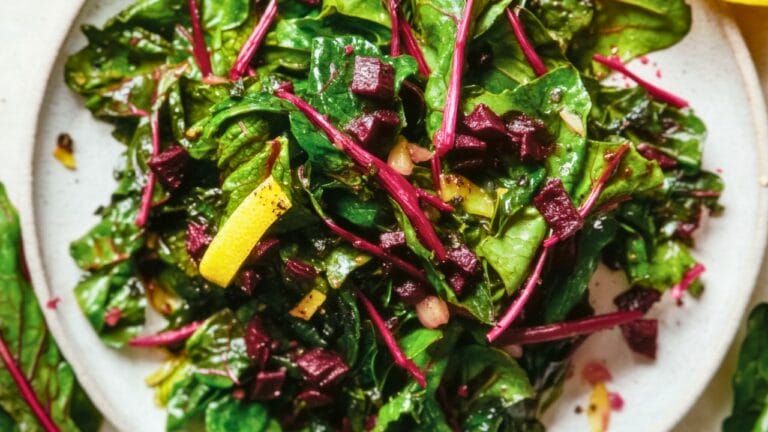 Make the Most of Beet Greens with This Easy Sauté 3 Make the Most of Beet Greens with This Easy Sauté - Garlic Sauteed Beet Greens midia