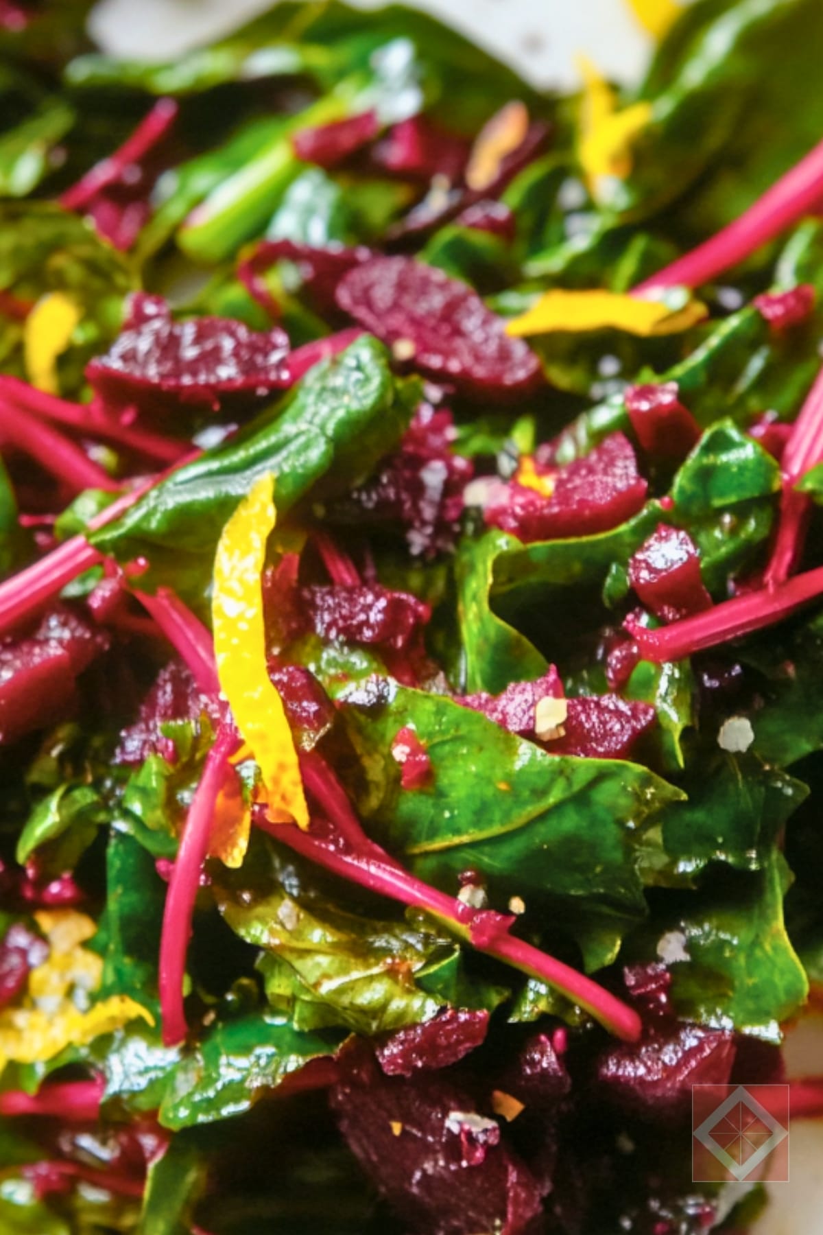 Make the Most of Beet Greens with This Easy Sauté 3 Make the Most of Beet Greens with This Easy Sauté - Garlic Sauteed Beet Greens pin 2 midia