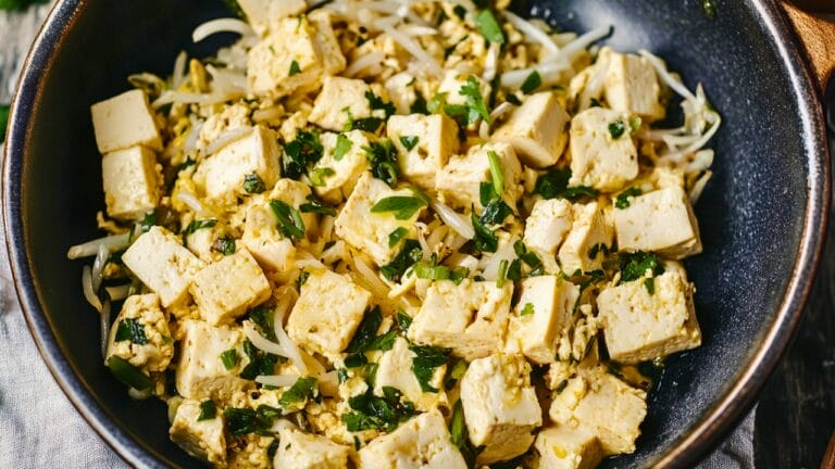 Quick & Healthy Anti-Inflammation Tofu Scramble Recipe 7 Quick & Healthy Anti-Inflammation Tofu Scramble Recipe - Garlicky Tofu Scramble midia 1