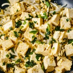 Quick & Healthy Anti-Inflammation Tofu Scramble Recipe 5 Quick & Healthy Anti-Inflammation Tofu Scramble Recipe - Garlicky Tofu Scramble midia 1