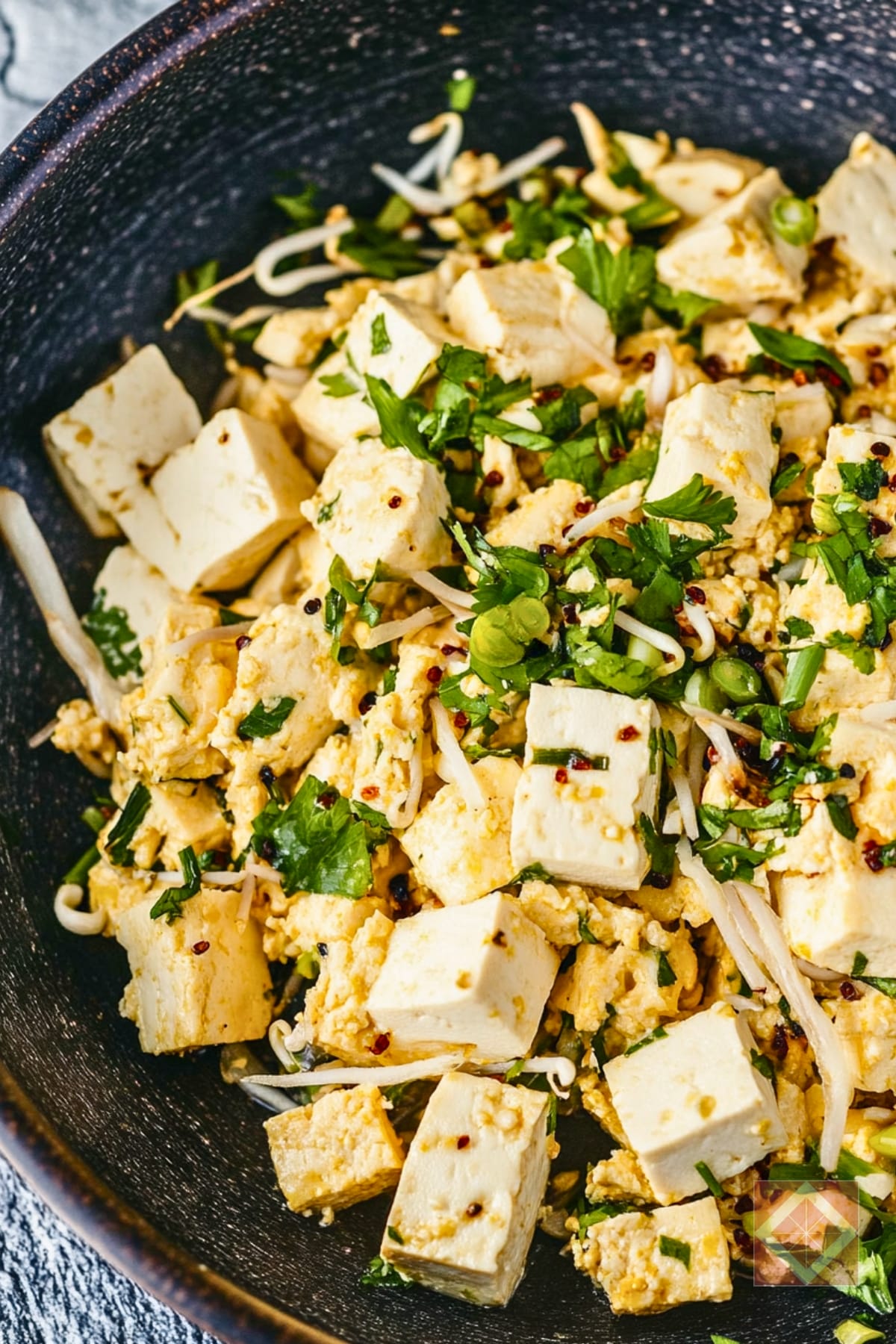 Quick & Healthy Anti-Inflammation Tofu Scramble Recipe 4 Quick & Healthy Anti-Inflammation Tofu Scramble Recipe - Garlicky Tofu Scramble pin 2 midia 1