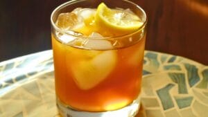 This Ginger & Honey Iced Tea Will Become Your New Favorite 1 This Ginger & Honey Iced Tea Will Become Your New Favorite - Ginger and Honey Iced Tea Cocktail midia