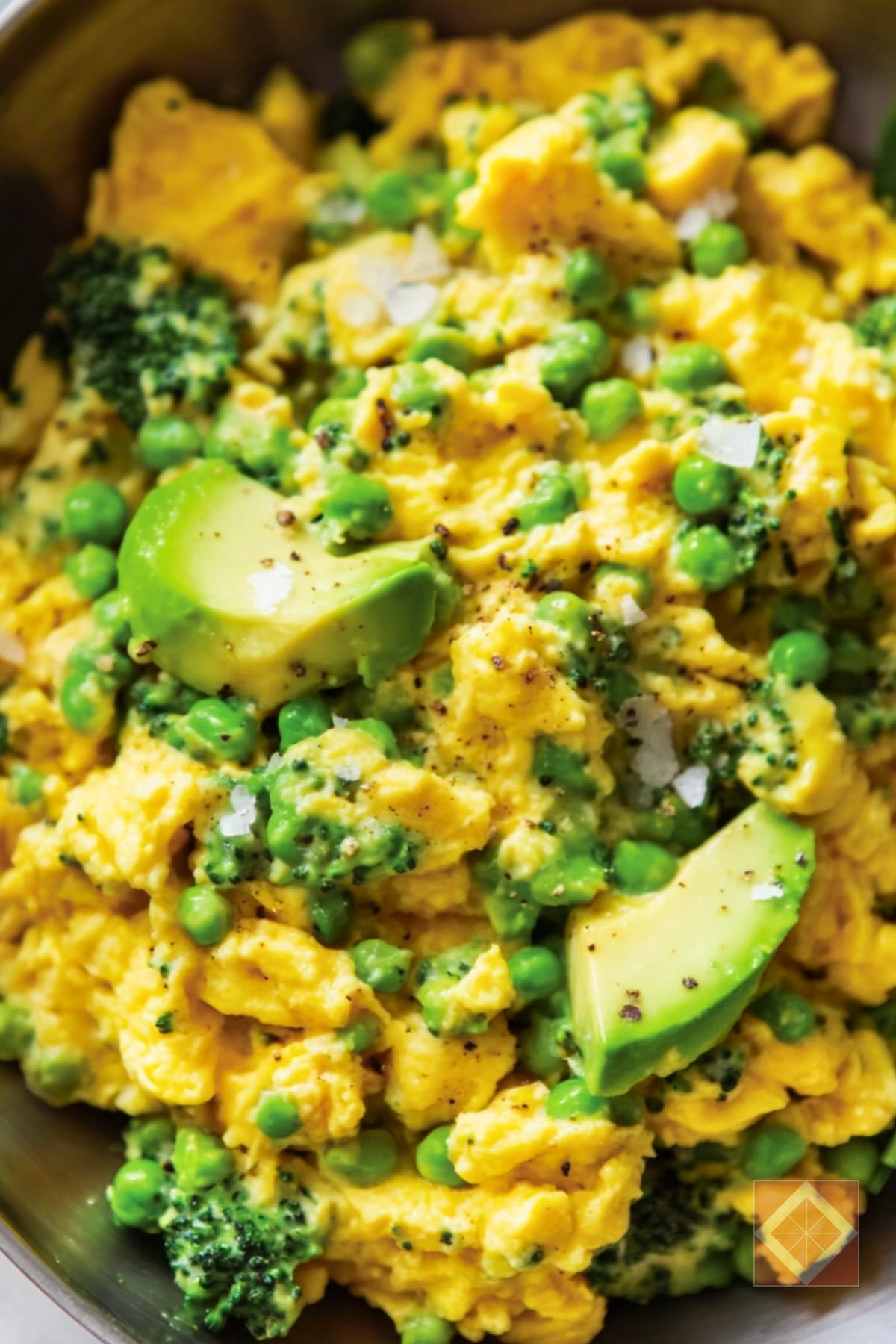 14 Nourishing Breakfast Ideas That’ll Actually Keep You Full Until Lunch 11 14 Nourishing Breakfast Ideas That’ll Actually Keep You Full Until Lunch - Green Goddess Scrambled Eggs pin 1 midia