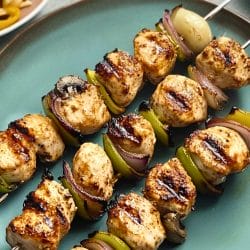 Perfectly Grilled Chicken Kabobs Made Easy on Blackstone Griddle 6 Perfectly Grilled Chicken Kabobs Made Easy on Blackstone Griddle - Grilled Chicken Kabobs midia
