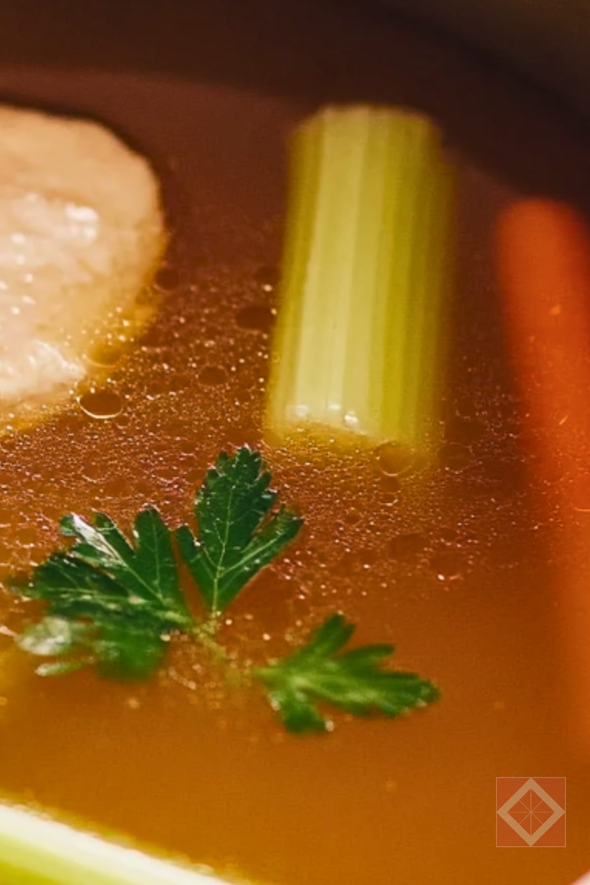 How to Make Chicken Bone Broth the Easy Way 4 How to Make Chicken Bone Broth the Easy Way - Homemade Chicken Bone Broth pin 2 midia