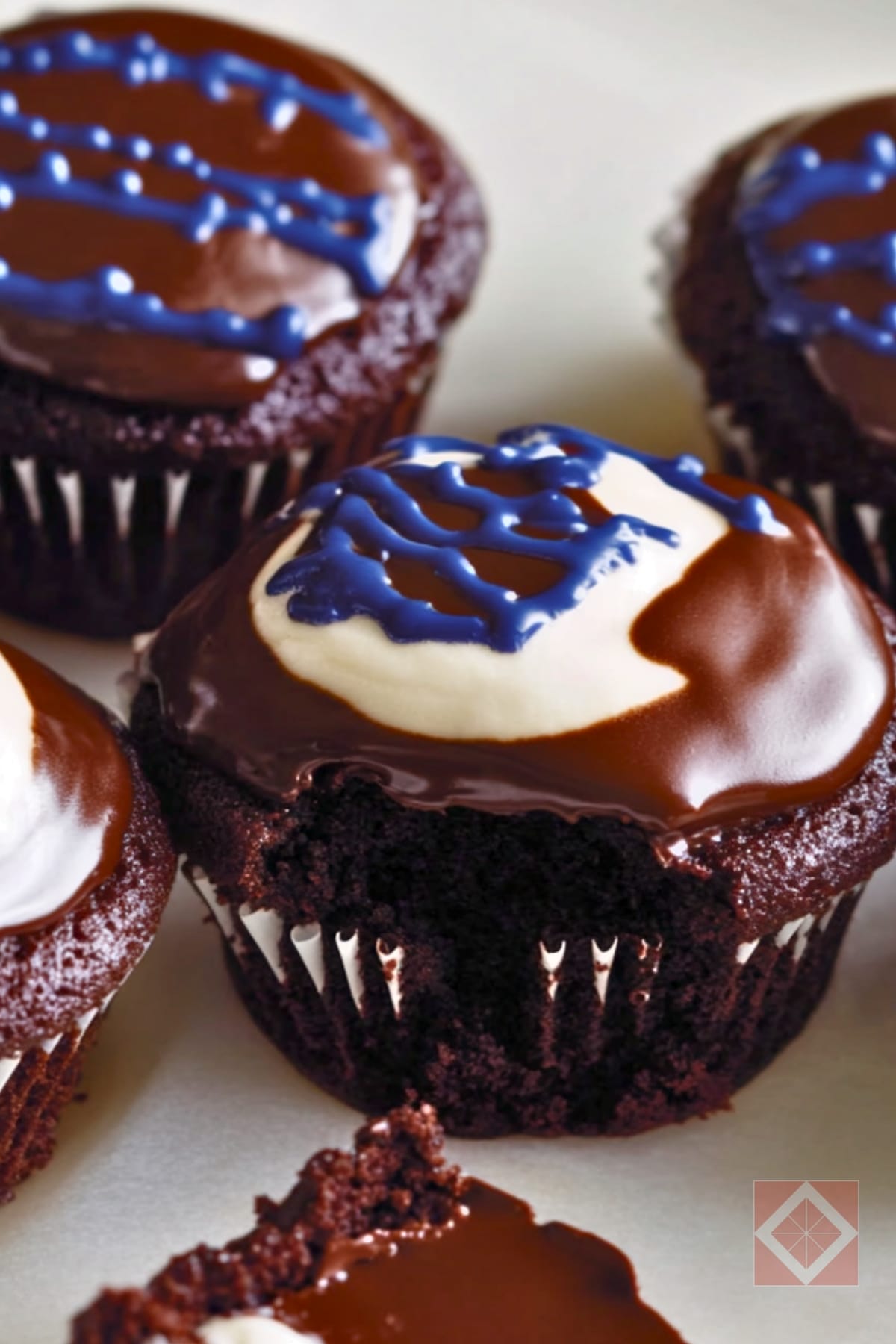 How to Make the Best Hostess-Style Chocolate Cupcakes at Home 3 How to Make the Best Hostess-Style Chocolate Cupcakes at Home - Homemade Hostess Style Cupcakes pin 1 midia