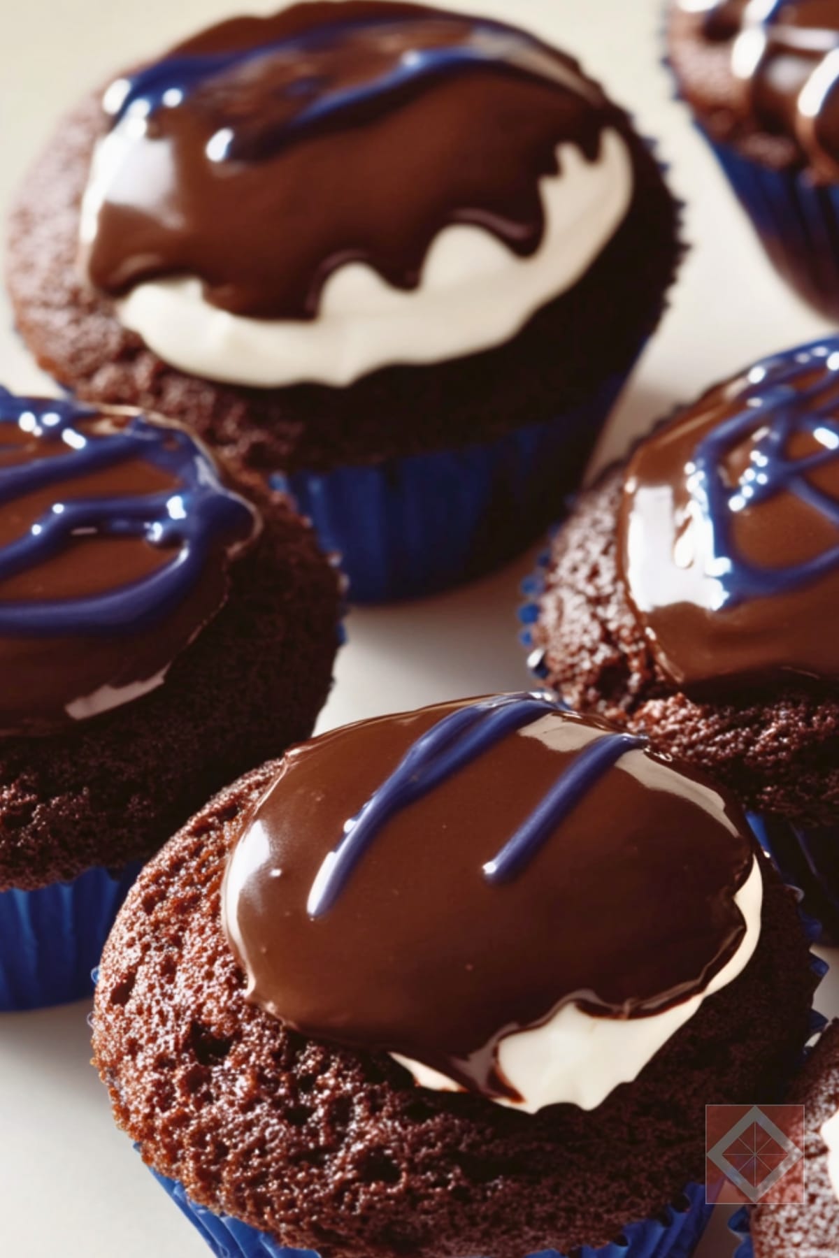 How to Make the Best Hostess-Style Chocolate Cupcakes at Home 4 How to Make the Best Hostess-Style Chocolate Cupcakes at Home - Homemade Hostess Style Cupcakes pin 2 midia