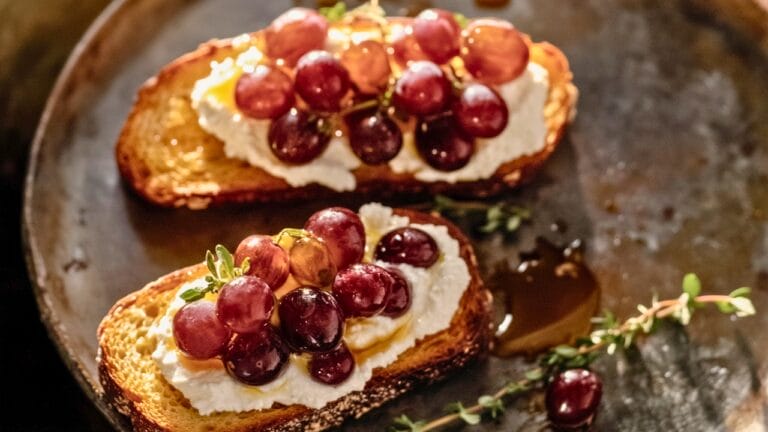 Easy Honey-Roasted Grape Ricotta Toast Delight 1 Easy Honey-Roasted Grape Ricotta Toast Delight - Honey Roasted Grape Ricotta Toast midia