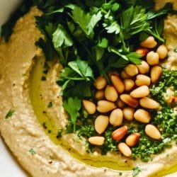 Hummus Recipe to Boost Your Anti-Inflammatory Diet 4 Hummus Recipe to Boost Your Anti-Inflammatory Diet - Hummus with Pine Nuts and Parsley midia