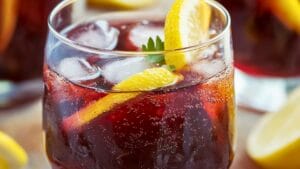 Kalimotxo: The Low-Key Spanish Cocktail That Punches Above Its Weight 1 Kalimotxo: The Low-Key Spanish Cocktail That Punches Above Its Weight - Kalimotxo Cocktail midia