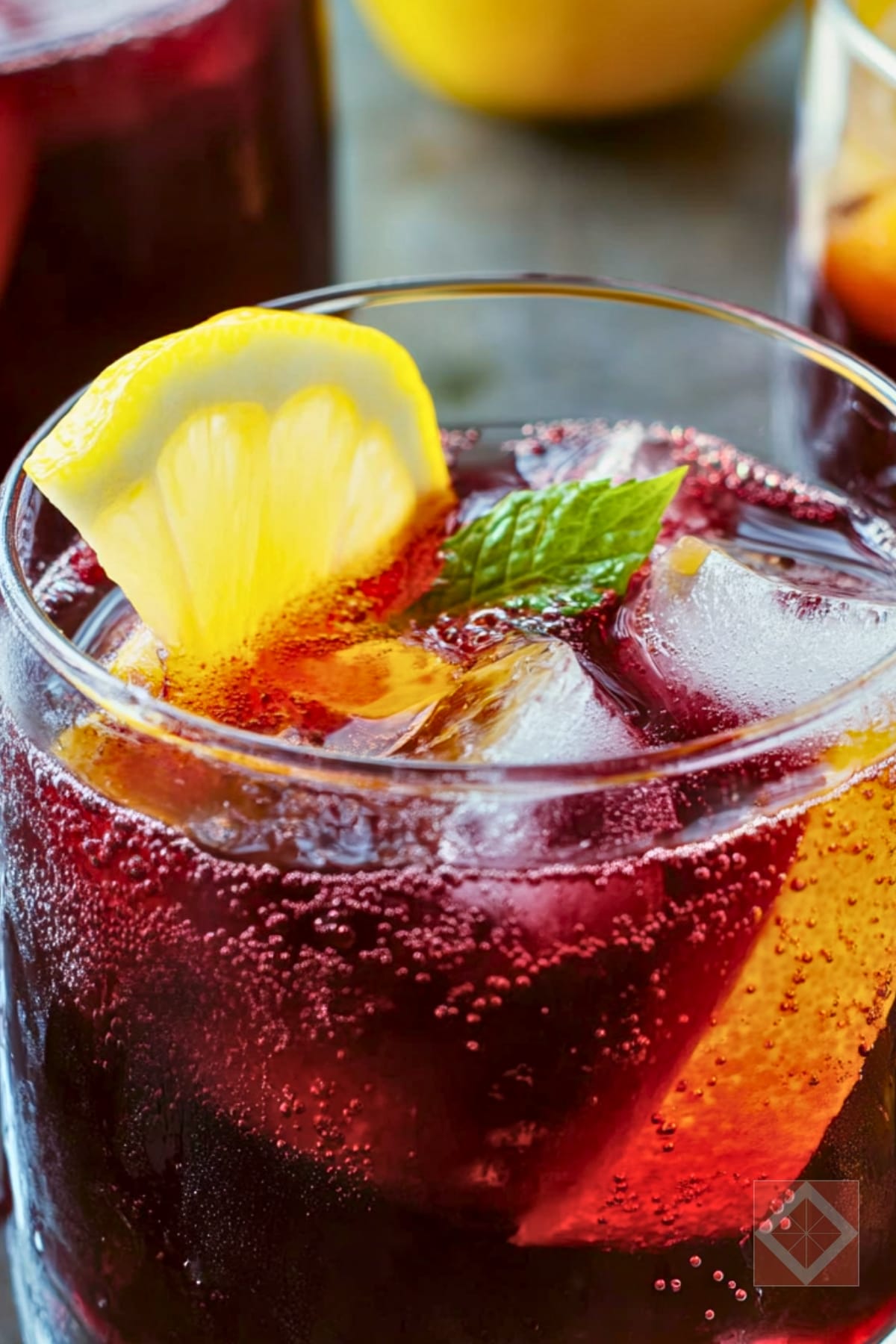 12 Spritzer, Wine & Sake Cocktails That Feel High-End But Take Almost No Effort 4 12 Spritzer, Wine & Sake Cocktails That Feel High-End But Take Almost No Effort - Kalimotxo Cocktail pin 1 midia