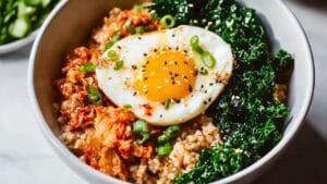 Korean-Inspired Grain Bowl with Kimchi, Kale & Runny Egg 1 Korean-Inspired Grain Bowl with Kimchi, Kale & Runny Egg - Kimchi Grain Bowl midia