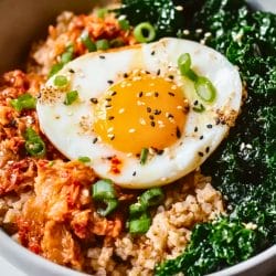 Korean-Inspired Grain Bowl with Kimchi, Kale & Runny Egg 4 Korean-Inspired Grain Bowl with Kimchi, Kale & Runny Egg - Kimchi Grain Bowl midia