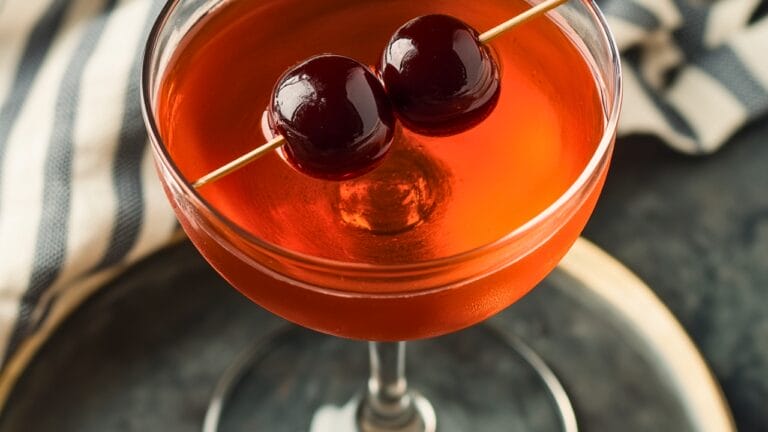 Left Hand: A Rich & Refined Bourbon Cocktail 4 Left Hand: A Rich & Refined Bourbon Cocktail - Left Hand Cocktail midia