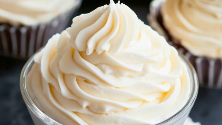 Marshmallow Buttercream You’ll Want on Everything 4 Marshmallow Buttercream You’ll Want on Everything - Marshmallow Buttercream midia