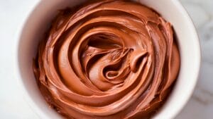 Creamy Milk Chocolate Frosting in Just a Few Steps 1 Creamy Milk Chocolate Frosting in Just a Few Steps - Milk Chocolate Frosting midia
