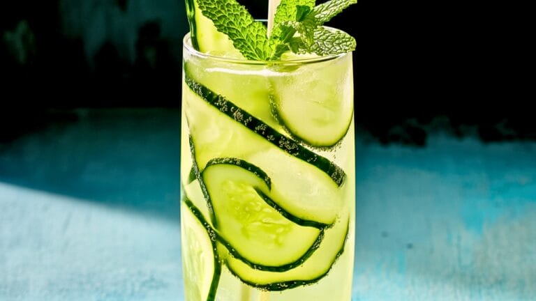 This Skinny Mint Cucumber Cooler Will Keep You Refreshed 1 This Skinny Mint Cucumber Cooler Will Keep You Refreshed - Mint Cucumber Cooler Cocktail midia