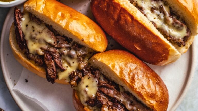 Philly Cheesesteak Sandwiches: A Crowd-Pleasing Favorite & Easy Recipe 4 Philly Cheesesteak Sandwiches: A Crowd-Pleasing Favorite & Easy Recipe - Philly Cheesesteak Sandwich midia