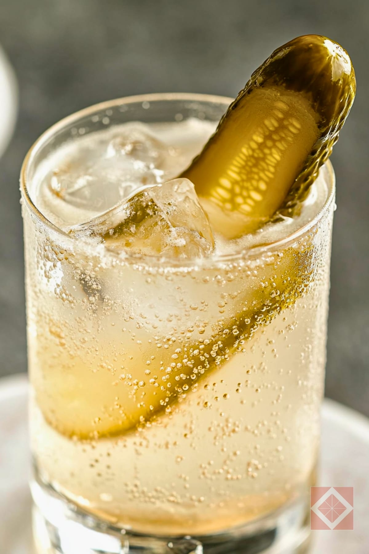 Easy Pickle Seltzer Cocktail You’ll Want to Try 2 Easy Pickle Seltzer Cocktail You’ll Want to Try - Pickle Seltzer Cocktail pin 1 midia